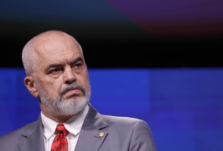Politiko: Ambicia e kryeministrit Edi Rama është që Shqipëria të heqë pagesat me para në dorë deri në vitin 2030