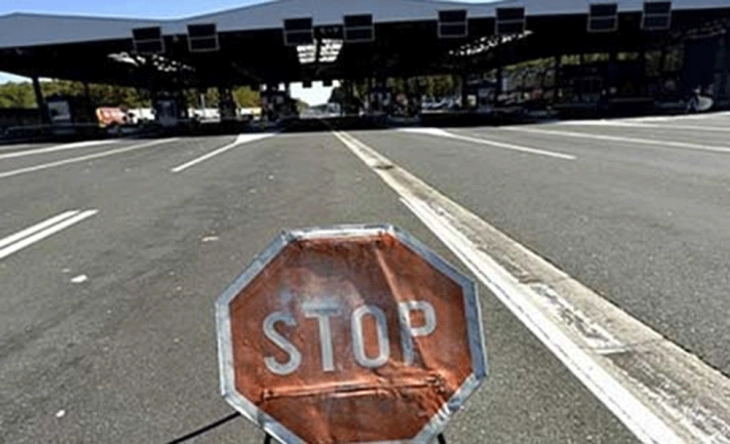 Камионите на граничниот премин Блаце се пренасочуваат кај бензинската пумпа Дизел