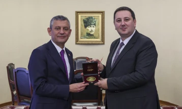 Претседателот на Партијата за движење на Турците Енес Ибрахим во Анкара на Конгрес на Републиканската народна партија