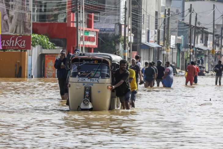 Mbi 350 të vdekur dhe 366 të zhdukur në përmbytjet dhe rrëshqitjen e dheut në Sri Lankë