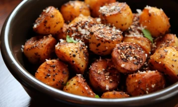 Patate të pjekura me fara susami