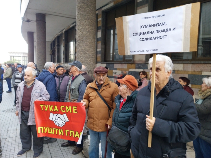 Пензионерите од пред Уставниот суд порачаа, доста е со поделби, со процентуално зголемување на пензиите ќе немаме за леб