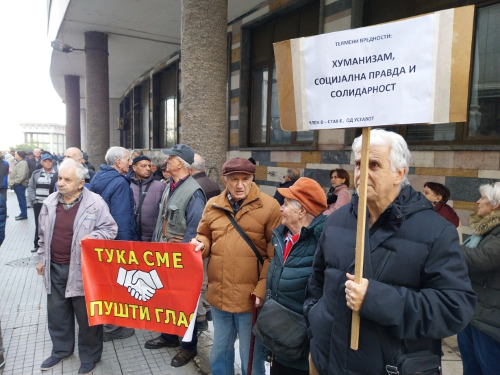 Pensionistët prej para Gjykatës kushtetuese porositën, mjaft me ndarje, me rritje procentuale të pensioneve nuk do të kemi për bukë