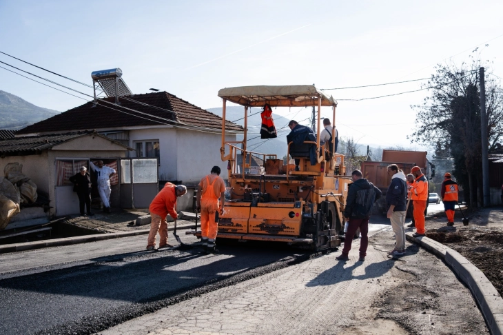 Асфалтиран  регионалниот пат низ велешката населба Превалец