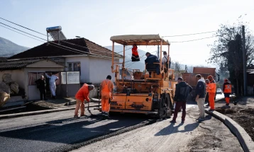 Асфалтиран  регионалниот пат низ велешката населба Превалец