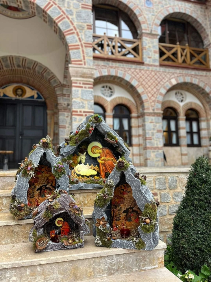 Сестринството од манастирот во Рајчица, за секој христијански дом, изработува божиќни пештери