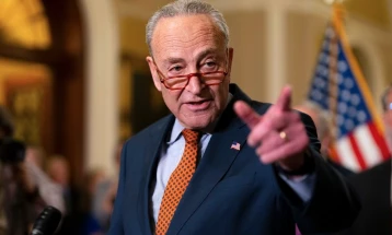 Американскиот сенатор Шумер вели дека биле испратени закани со бомба до три негови канцеларии