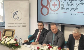 Јубилејна плакета на Црвениот крст за Универзитетот „Мајка Тереза“ во Скопје