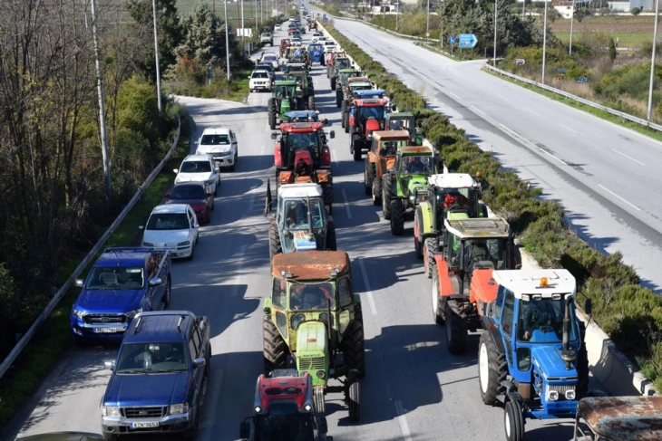 Грчките земјоделци го блокираа граничниот премин Евзони кон нашата земја