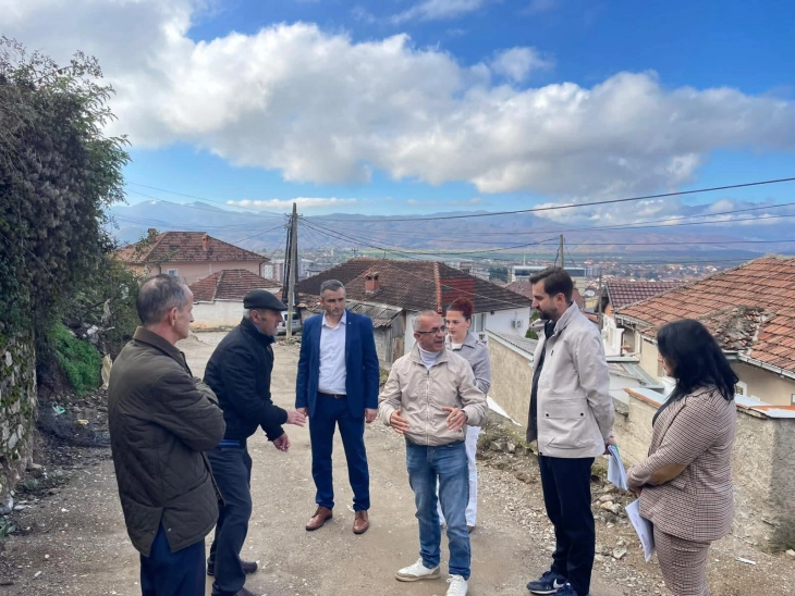 Kryetari i Dibrës Mela inspektoi punimet ndërtimore në tre rrugë lokale në Dibër