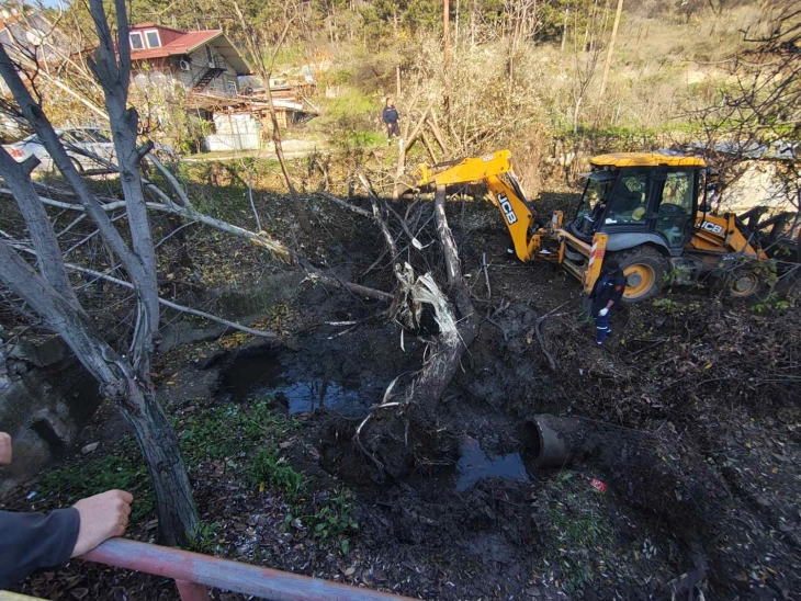 Екипи од КЈП „Водовод“ и Општина Кочани го чистат Кочански Дол