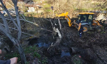 Екипи од КЈП „Водовод“ и Општина Кочани го чистат Кочански Дол