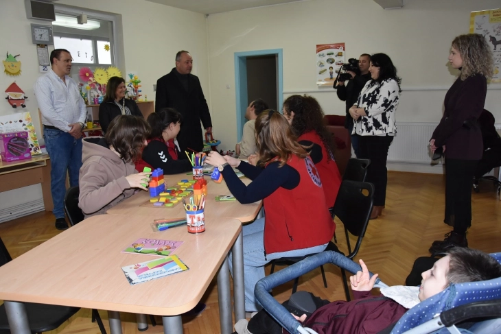 Градоначалникот Грозданов го посети Дневниот центар за деца со попреченост