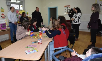 Градоначалникот Грозданов го посети Дневниот центар за деца со попреченост