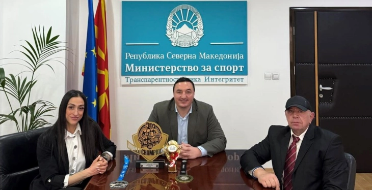 Министерот Ристовски се сретна со светската шампионка во боди билдинг, Катерина Попева