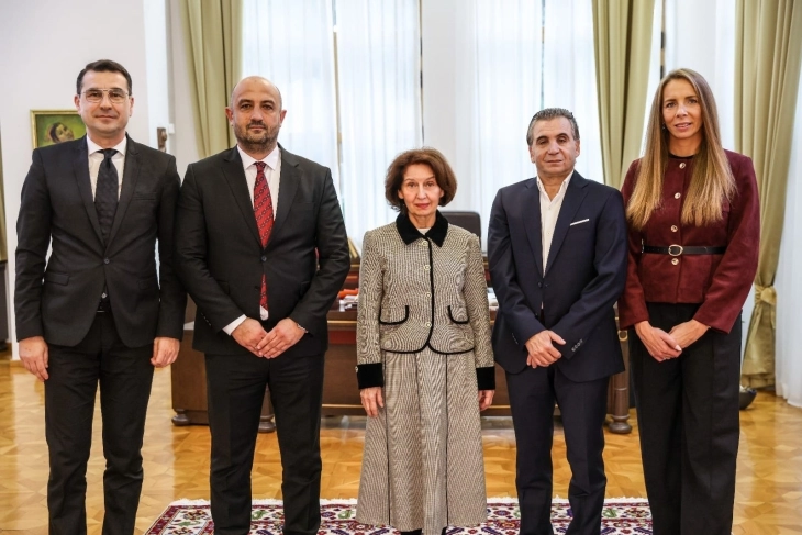 Takim i Siljanovska-Davkovës me profesorë të Fakultetit për arsim fizik, sport dhe shëndet