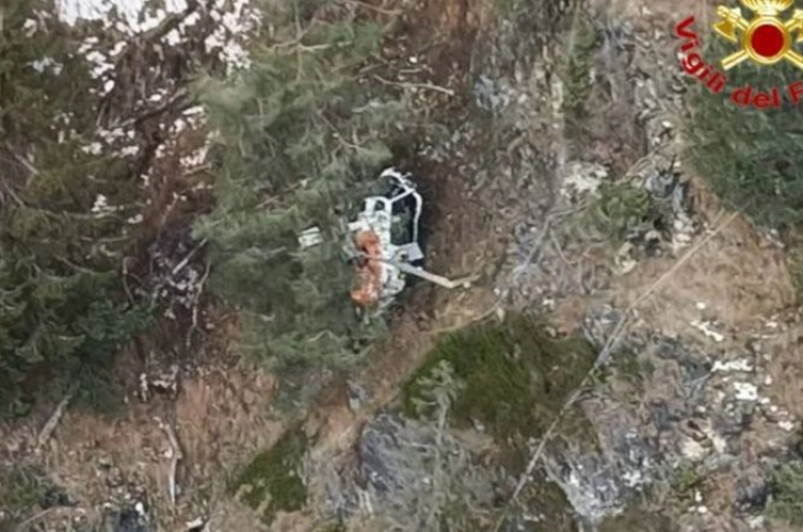 Во Италија се урна хеликоптер, пожарникарите извлекоа тројца преживеани