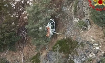 Во Италија се урна хеликоптер, пожарникарите извлекоа тројца преживеани