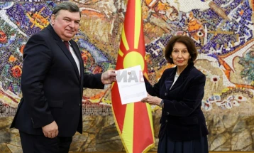 Siljanovska-Davkova pranoi letrat kredenciale nga ambasadori i sapoemëruar i Moldavisë, Emil Zhakota