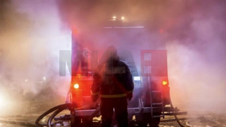 Zjarr në afërsi të kishës 