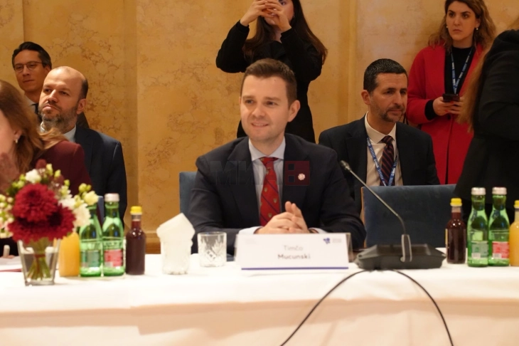 Mucunski në një takim të grupit 