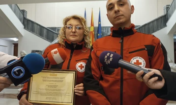 Гаши им врачи благодарница на волонтери од Црвен крст за придонесот по пожарот во Кочани