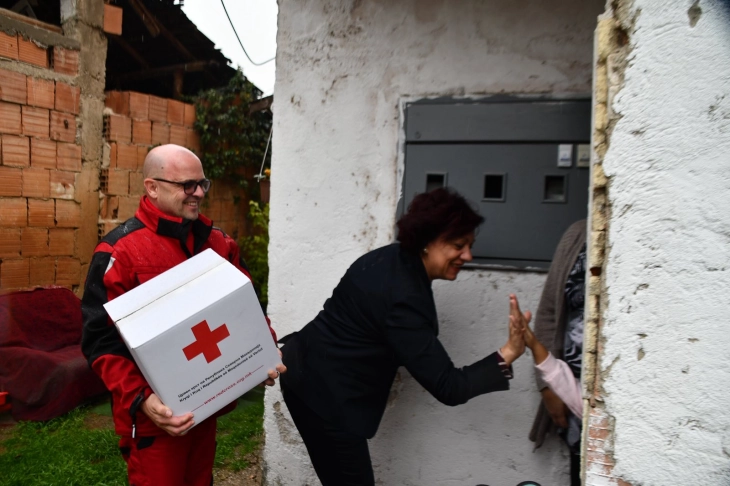 Градоначалничката Стаменкоска Трајкоска и Црвен Крст со хуманитарни пакети за семејства во социјален ризик