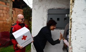 Градоначалничката Стаменкоска Трајкоска и Црвен Крст со хуманитарни пакети за семејства во социјален ризик