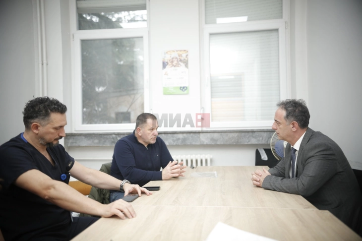 Aliu për vizitë në Klinikën për TOARILUC: Në fazë përfundimtare është rinovimi i plotë i KARIL-it dhe i katër sallave operatore në bllokun kirurgjik