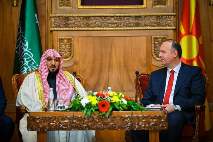 Средба на Гаши со шеикот Махир Муајкали