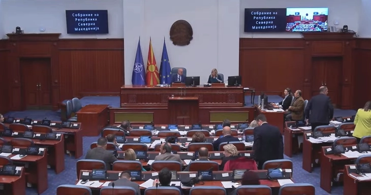 Kuvendi e miratoi Vendimin për rishpërndarjen e 12,5 miliardë denarëve nga mjetet buxhetore