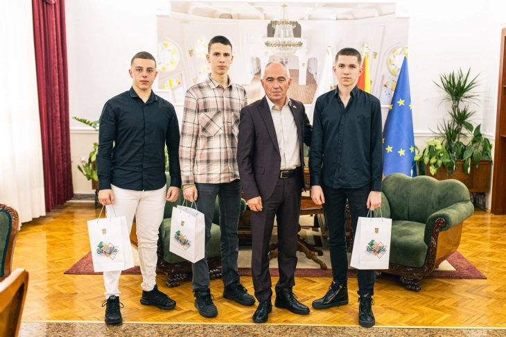 Градоначалникот Коњановски приреди прием за победниците на натпреварот „Средношколец – Милионер“