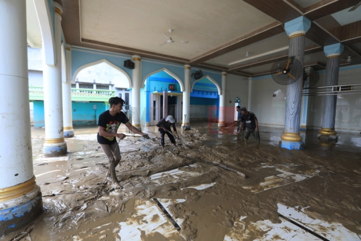 Поплави во Индонезија: Најмалку 883 загинати, а над 500 луѓе се водат како исчезнати