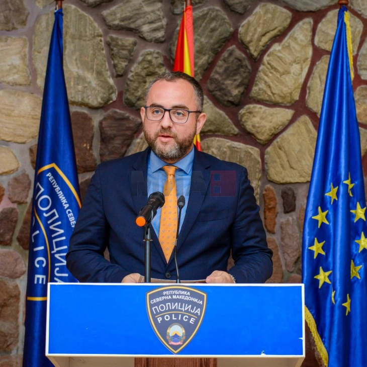 Toshkovski mori një mesazh SMS për një shkelje në komunikacion, duke drejtuar automjetin një kilometër mbi shpejtësinë e lejuar