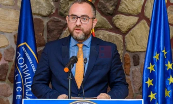 Toshkovski mori një mesazh SMS për një shkelje në komunikacion, duke drejtuar automjetin një kilometër mbi shpejtësinë e lejuar