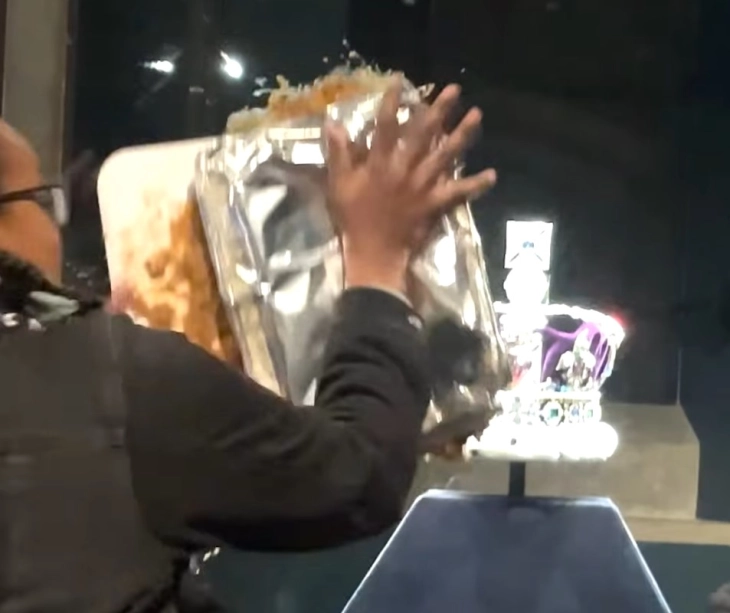 Хулигани фрлија пудинг врз витрината со кралската круна во Лондонската кула