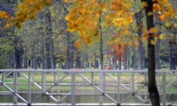 Mot me vranësira të ndryshueshme me periudha me diell, prej nesër më ngrohtë