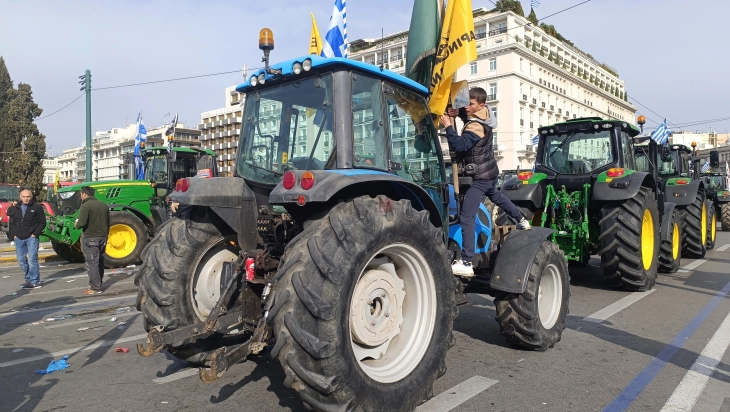 Грчките земјоделци ги интензивираат активностите – дополнителни блокади низ целата земја