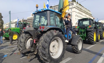 Грчките земјоделци ги интензивираат активностите – дополнителни блокади низ целата земја