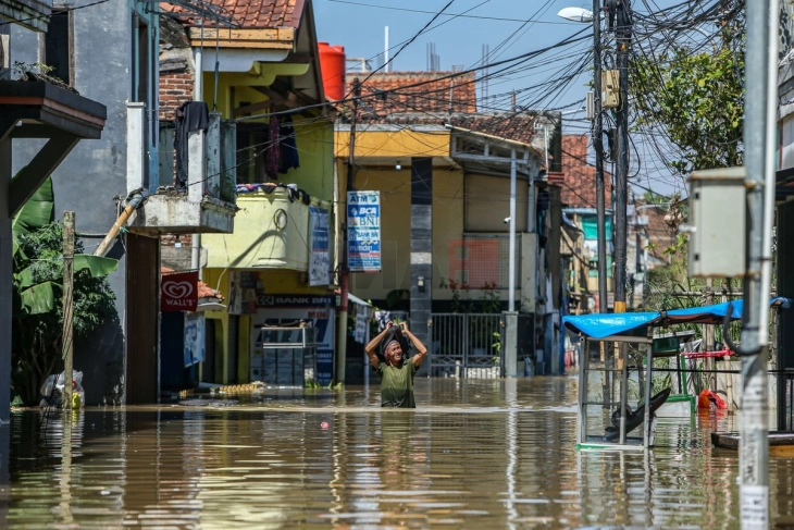 Речиси 1.000 загинати, еден милион раселени лица во поплавите во Индонезија