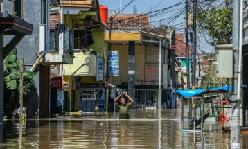 Речиси 1.000 загинати, еден милион раселени лица во поплавите во Индонезија