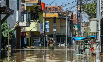 Afërsisht 1.000 të vdekur, një milion të shpërngulur në vërshimet në Indonezi