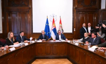 Властите во Србија најавуваат неколку сценарија за заштита на интересите на државата, НБС тврди дека има доволно евра во менувачниците