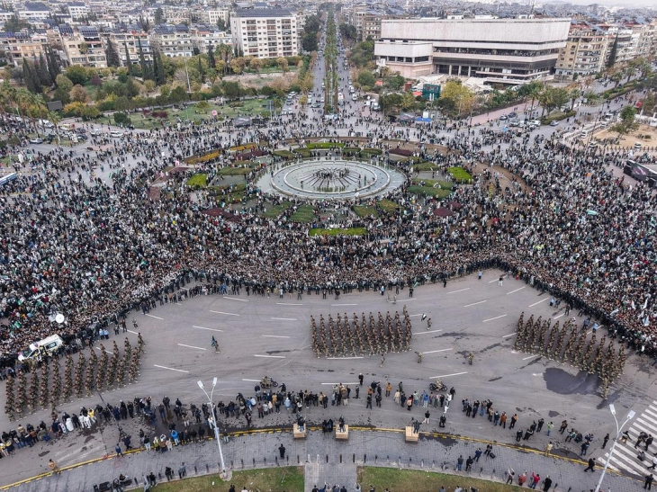 Paradë ushtarake në Damask me rastin e përvjetorit të parë të rënies së regjimit të Bashar al Asadit