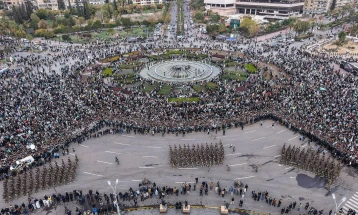 Paradë ushtarake në Damask me rastin e përvjetorit të parë të rënies së regjimit të Bashar al Asadit
