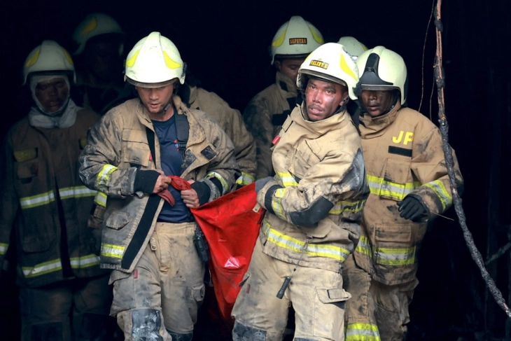 Најмалку 17 загинати во голем пожар во деловна зграда во Џакарта