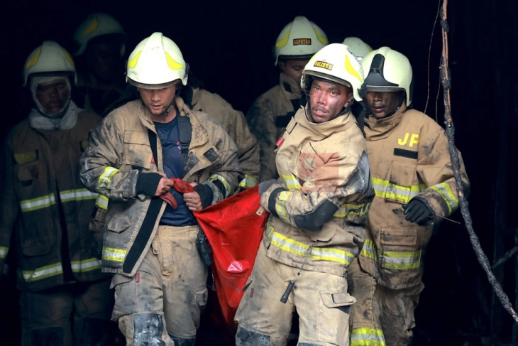 Të paktën 17 persona e humbën jetën në një zjarr të madh në ndërtesën afariste në Xhakartë 