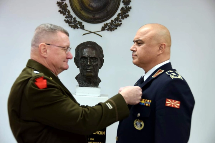 Американскиот генерал-мајор Најт го одликува началникот на ГШ на Армијата Лафчиски со Медал за истакната служба