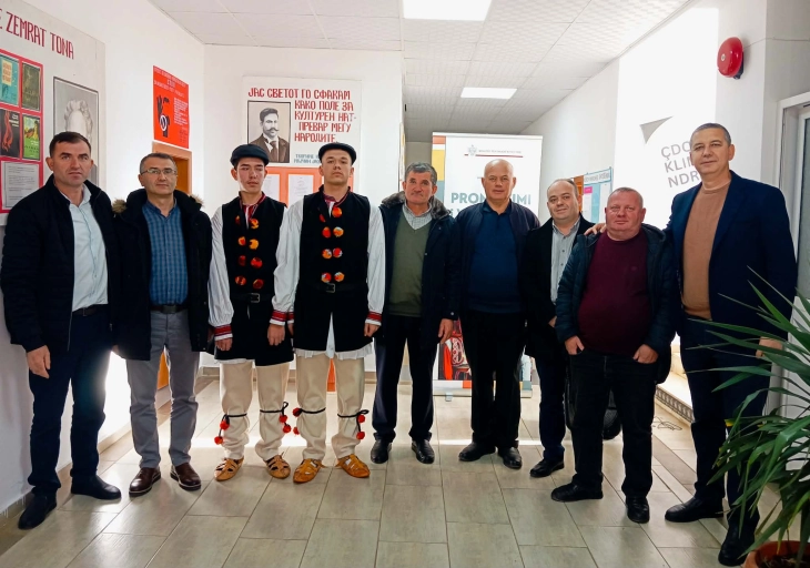 Традиционалните македонски носии презентирани во гимназијата во Пустец