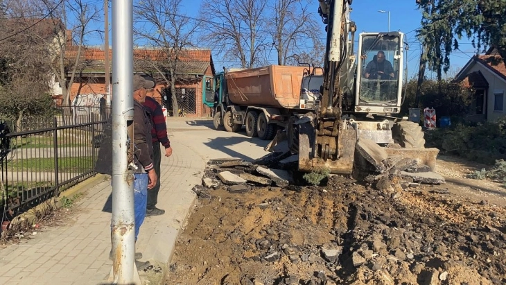 Се реконструира и се поставува нов асфалт на дел од главната улица во Василево